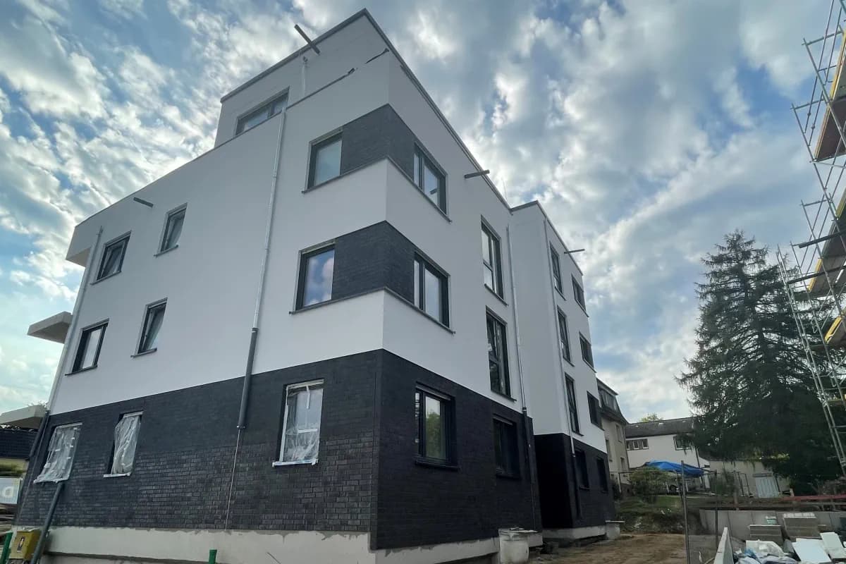 Ein Bild von einem Mehrfamilienhaus. Grade Eigentumswohnungen baut man in der Regel nicht selbst sondern benötigt einen Bauträger. Ein Bild von einem Mehrfamilienhaus. Grade Eigentumswohnungen baut man in der Regel nicht selbst sondern benötigt einen Bauträger.