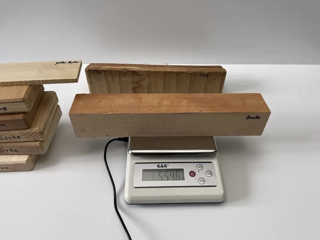 Ein Stück Holz liegt auf einer Präzisionswaage